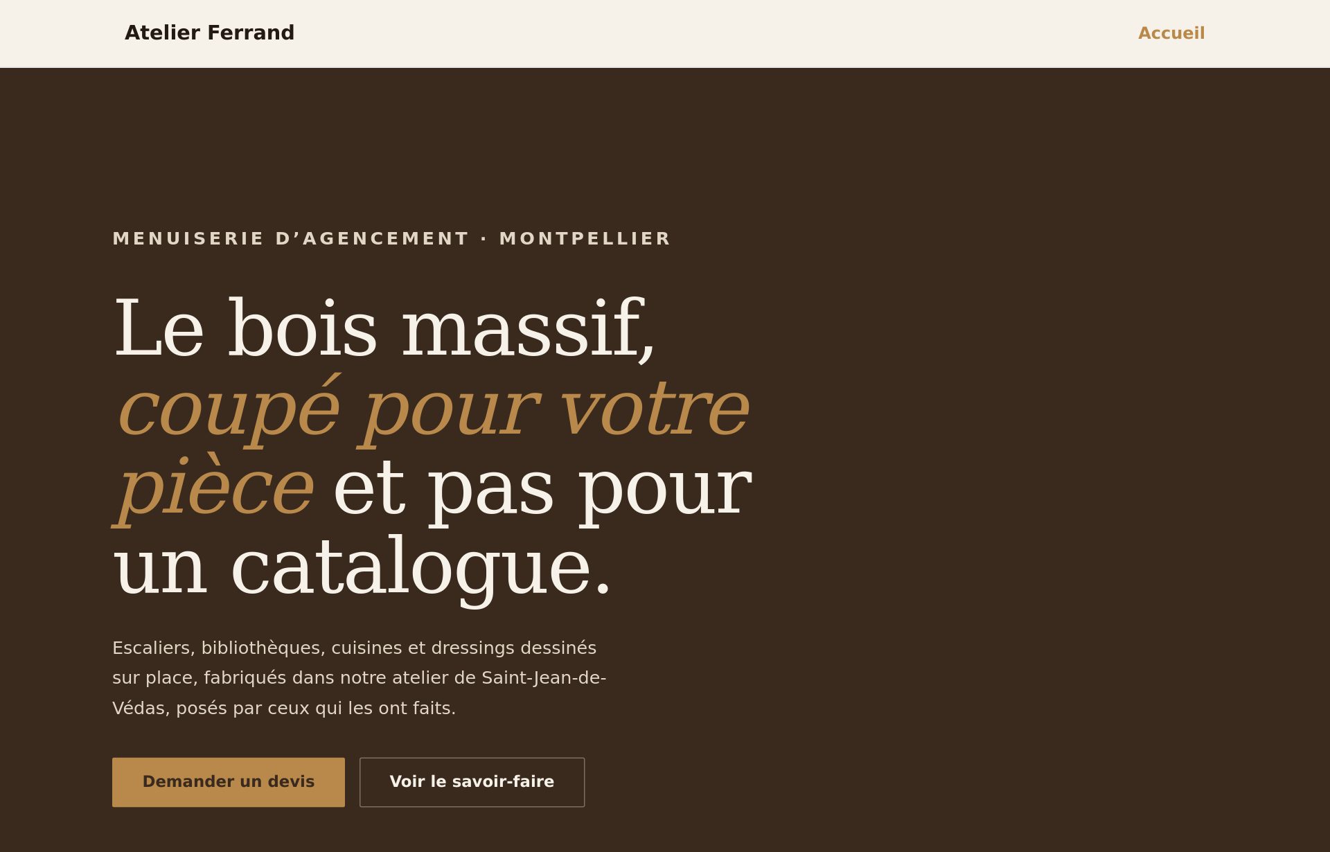 Page d’accueil du site Atelier Ferrand : titre en serif crème sur fond noyer, boutons laiton.