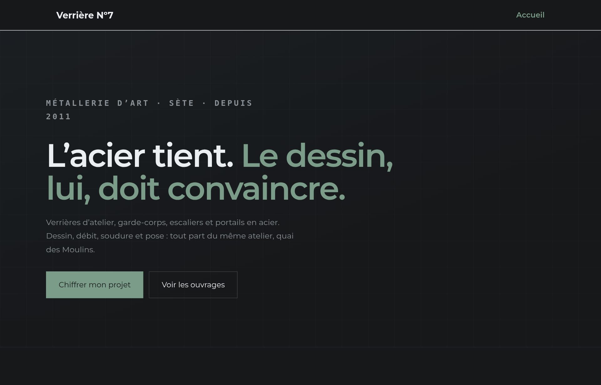 Page d’accueil du site Verrière Nº7 : fond anthracite, trame technique, titre vert-de-gris.